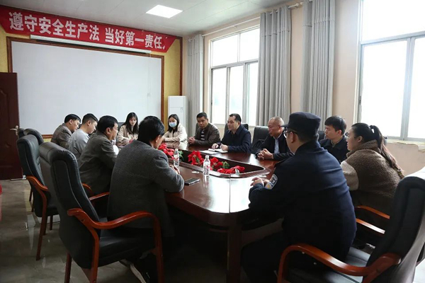 以点发力，精准护航——德保县人民检察院深入企业走访调研